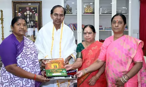 మేడారం జాతరకు కేసీఆర్‌కు ఆహ్వానం: స్వయంగా వెళ్లిన మంత్రులు సీతక్క, కొండా సురేఖ!