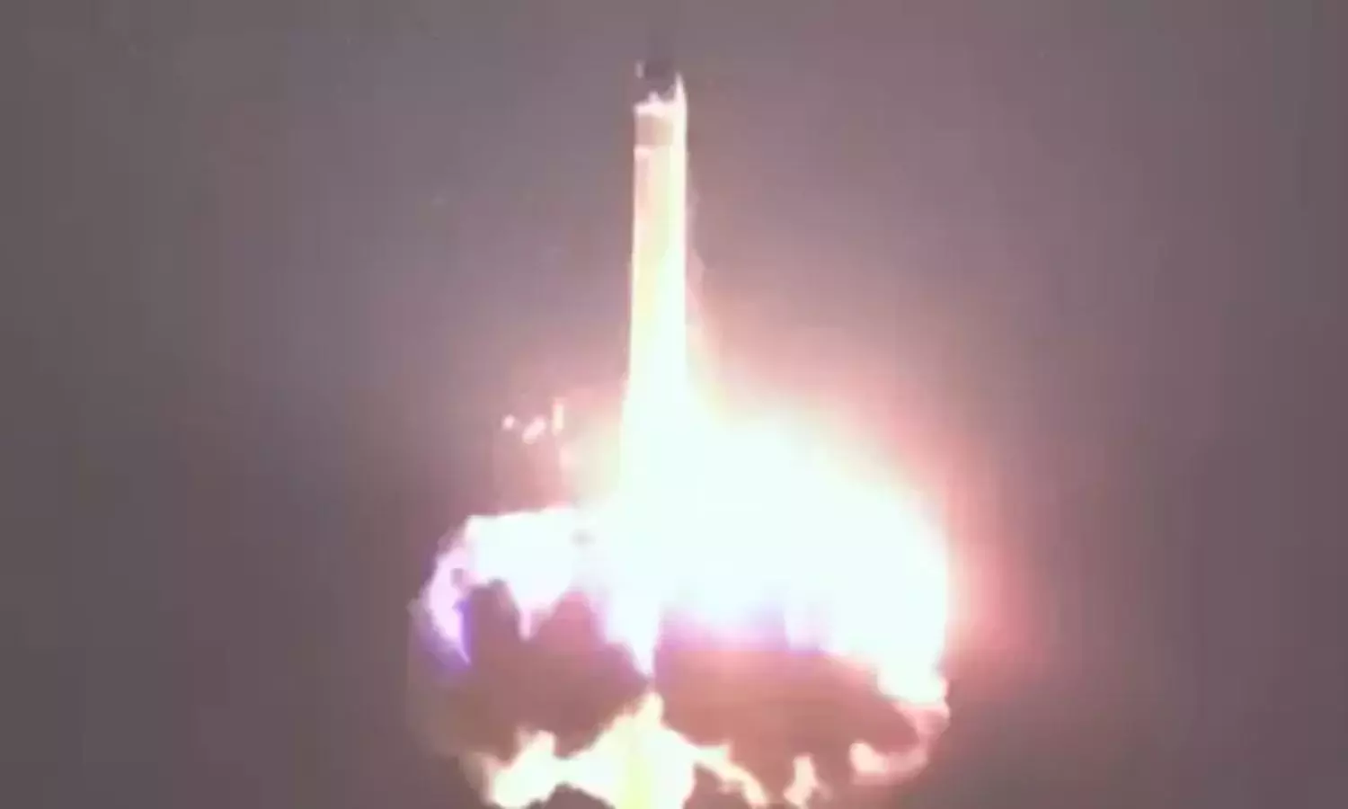 ఉక్రెయిన్పై రష్యా ప్రతీకారం: అత్యాధునిక హైపర్సోనిక్ క్షిపణితో విరుచుకుపడ్డ పుతిన్! ఉక్రెయిన్పై రష్యా ప్రతీకారం: అత్యాధునిక హైపర్సోనిక్ క్షిపణితో విరుచుకుపడ్డ పుతిన్!