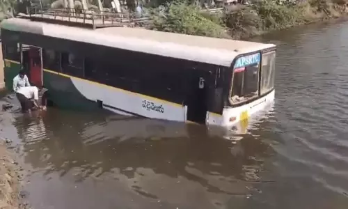 Bapatla: అదుపుతప్పి చెరువులోకి దూసుకెళ్లిన బస్సు