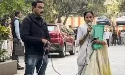 ED Raids on I-PAC Office: రంగంలోకి మమతా బెనర్జీ.. కేంద్రంపై దీదీ నిప్పులు, అసలేం జరిగిందంటే? ED Raids on I-PAC Office: రంగంలోకి మమతా బెనర్జీ.. కేంద్రంపై దీదీ నిప్పులు, అసలేం జరిగిందంటే?