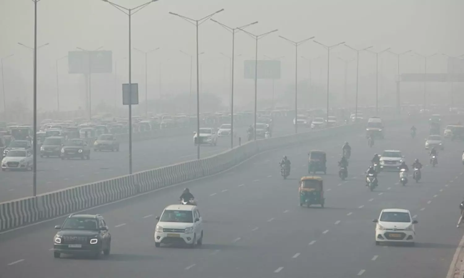 Air Pollution: దేశాన్ని వణికిస్తున్న వాయు కాలుష్యం! Air Pollution: దేశాన్ని వణికిస్తున్న వాయు కాలుష్యం!