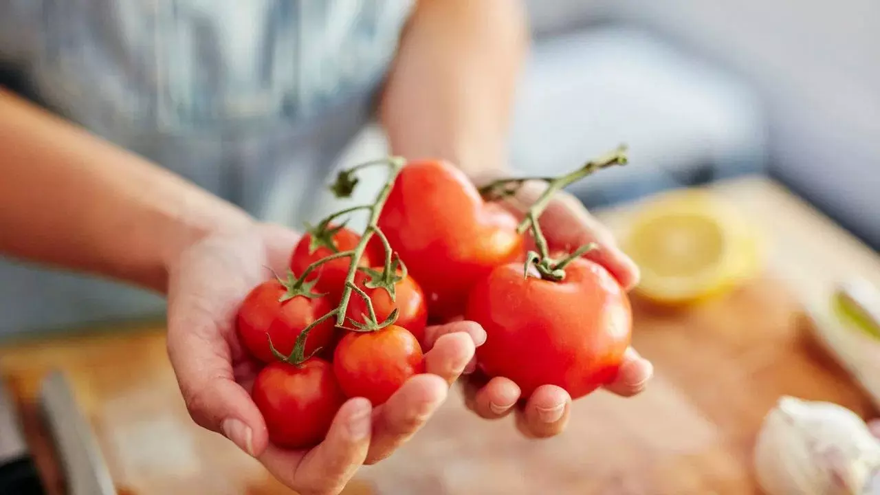 Tomatoes : టమోటాలను ఫ్రిజ్లో పెడుతున్నారా? అయితే మీరు విషాన్ని తింటున్నట్లే.. జాగ్రత్త! Tomatoes : టమోటాలను ఫ్రిజ్లో పెడుతున్నారా? అయితే మీరు విషాన్ని తింటున్నట్లే.. జాగ్రత్త!