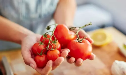 Tomatoes : టమోటాలను ఫ్రిజ్లో పెడుతున్నారా? అయితే మీరు విషాన్ని తింటున్నట్లే.. జాగ్రత్త! Tomatoes : టమోటాలను ఫ్రిజ్లో పెడుతున్నారా? అయితే మీరు విషాన్ని తింటున్నట్లే.. జాగ్రత్త!
