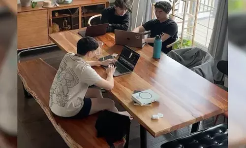 Business success: ఫీజు లేదు.. కాలేజ్ లేదు.. యూట్యూబ్ స్కిల్స్‌తో రూ.11 కోట్లు సంపాదించిన యువకుడు..!!