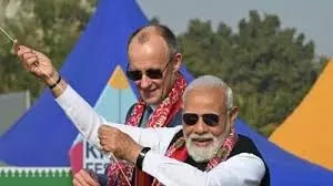 PM Modi and German Chancellor Friedrich Merz: జర్మనీ ఛాన్సలర్తో కలిసి గాలిపటాలు ఎగురవేసిన ప్రధాని మోదీ! PM Modi and German Chancellor Friedrich Merz: జర్మనీ ఛాన్సలర్తో కలిసి గాలిపటాలు ఎగురవేసిన ప్రధాని మోదీ!