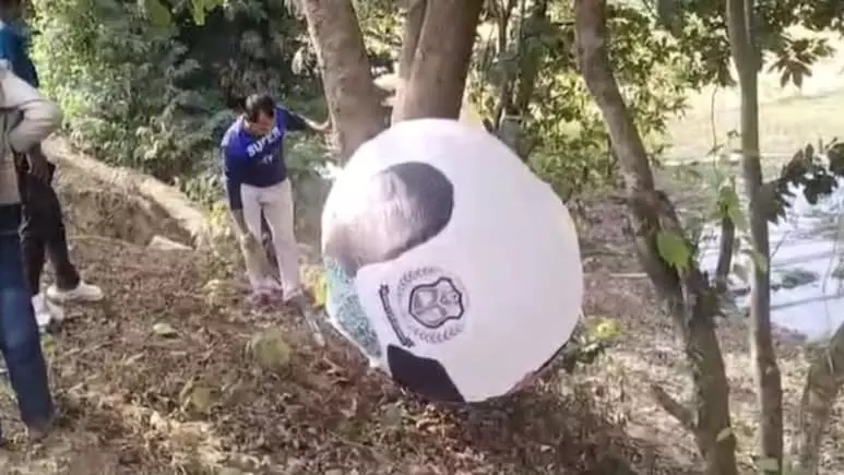 బంగ్లాదేశ్ నుంచి బెలూన్.. అస్సాంలో ల్యాండ్ బంగ్లాదేశ్ నుంచి బెలూన్.. అస్సాంలో ల్యాండ్