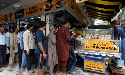 Pakistan: చికెన్ కిలో రూ. 840..కిలో బియ్యం రూ. 320..తీవ్ర ఇబ్బందుల్లో శత్రు దేశం..!! Pakistan: చికెన్ కిలో రూ. 840..కిలో బియ్యం రూ. 320..తీవ్ర ఇబ్బందుల్లో శత్రు దేశం..!!