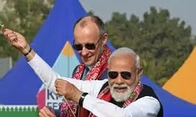 PM Modi and German Chancellor Friedrich Merz: జర్మనీ ఛాన్సలర్‌తో కలిసి గాలిపటాలు ఎగురవేసిన ప్రధాని మోదీ!