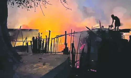 AP: పండుగ వేళ విషాదం.. ఊరంతా కాలి బూడిదైంది..!!