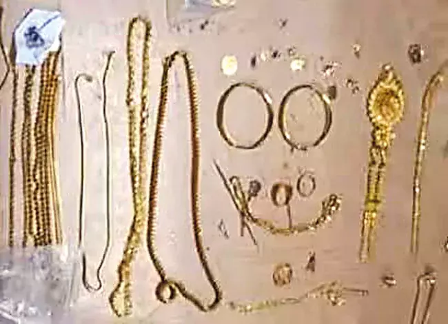 నిజాయతీకి నోబెల్ కావాలి… చెత్తలో దొరికిన రూ.45 లక్షల బంగారం అప్పగించిన కార్మికురాలు