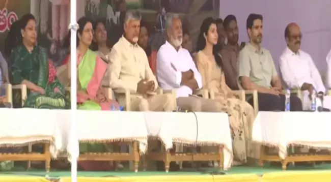 Chandrababu: నారావారిపల్లెలో చంద్రబాబు కుటుంబం సంక్రాంతి సందడి.. ముగ్గుల పోటీల్లో భువనేశ్వరి, బ్రాహ్మణి! Chandrababu: నారావారిపల్లెలో చంద్రబాబు కుటుంబం సంక్రాంతి సందడి.. ముగ్గుల పోటీల్లో భువనేశ్వరి, బ్రాహ్మణి!