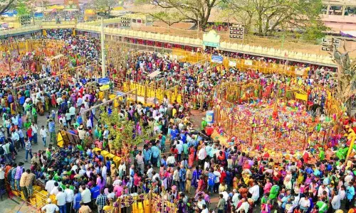 Medaram Jathara: పండుగకు ముందే మేడారంలో జనసంద్రం! అమ్మవార్లకు నిలువెత్తు బంగారం సమర్పించే ఆచారం వెనుక రహస్యం!