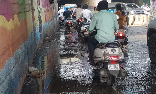 Guntur: గుంటూరులో డ్రైనేజీ ఓవర్‌ఫ్లో.. దుర్వాసనతో అల్లాడుతున్న వాహనదారులు