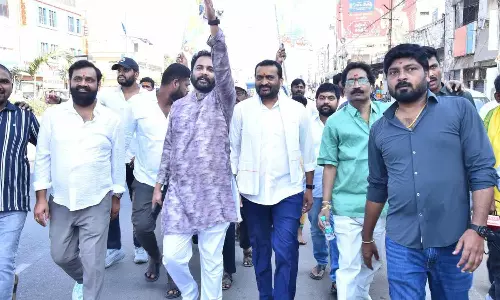 Political Buzz: చంద్రబాబు కోసం తిరుమలకు 20 రోజుల పాదయాత్ర ప్రారంభించిన బండ్ల గణేష్