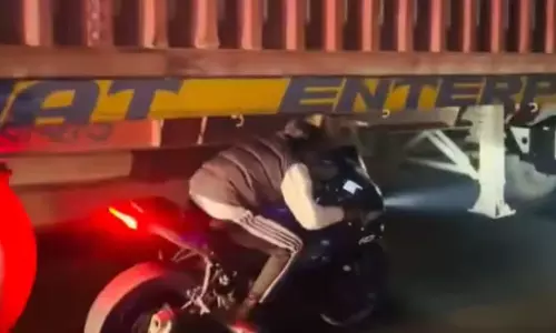 Viral Video : వీడు మామూలోడు కాదు..లారీ కింద దూరిన బైకర్..ఈ వీడియో చూస్తే గుండె జారిపోతుంది!
