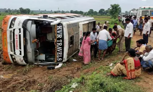 Bus Accident: భద్రాద్రి కొత్తగూడెం జిల్లాలో బస్ బోల్తా.. 12 మందికి తీవ్ర గాయాలు