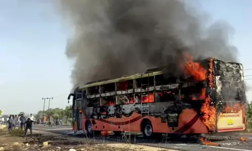 Jagtial Travel Bus Fire: జగిత్యాలలో ట్రావెల్ బస్సులో అగ్నిప్రమాదం.. పెను ప్రమాదం తప్పింది