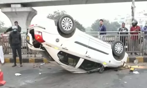 Begumpet Flyover: బేగంపేట ఫ్లైఓవర్‌పై కారు బోల్తా, నలుగురికి గాయాలు