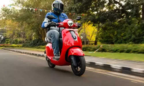 New Bajaj Chetak C25: బజాజ్ అదిరిపోయే ఆఫర్: కేవలం రూ. 30 వేలకే ఎలక్ట్రిక్ స్కూటర్.. 113 కి.మీ రేంజ్!