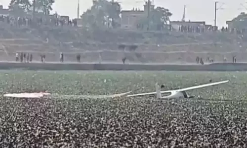 Aircraft Crash: ప్రయాగ్‌రాజ్‌లో కుప్పకూలిన మిలిటరీ శిక్షణ విమానం.. చెరువులో పడ్డ ఎయిర్‌క్రాఫ్ట్..!