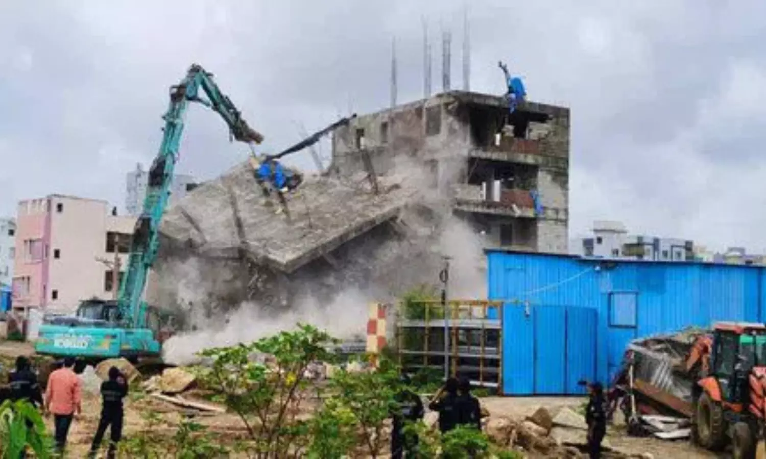 HYDRA: శామీర్పేట్లో హైడ్రా కూల్చివేతలు.. 20 అడుగుల రోడ్డుపై ఆక్రమణ తొలగింపు HYDRA: శామీర్పేట్లో హైడ్రా కూల్చివేతలు.. 20 అడుగుల రోడ్డుపై ఆక్రమణ తొలగింపు