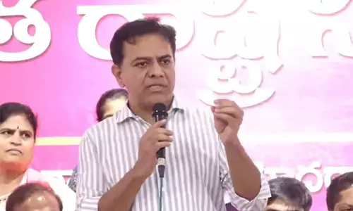 Phone Tapping Case: సిట్ విచారణకు హాజరైన కేటీఆర్.. జూబ్లీహిల్స్ పోలీస్ స్టేషన్ వద్ద హైటెన్షన్ Phone Tapping Case: సిట్ విచారణకు హాజరైన కేటీఆర్.. జూబ్లీహిల్స్ పోలీస్ స్టేషన్ వద్ద హైటెన్షన్