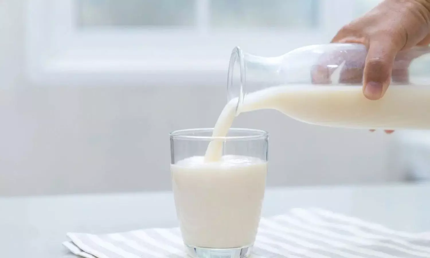 Milk : పాలు తాగితే ఐరన్ మ్యాన్ అయిపోతారా? ఎముకల గట్టితనానికి పాల వెనుక ఉన్న సీక్రెట్ ఇదే Milk : పాలు తాగితే ఐరన్ మ్యాన్ అయిపోతారా? ఎముకల గట్టితనానికి పాల వెనుక ఉన్న సీక్రెట్ ఇదే