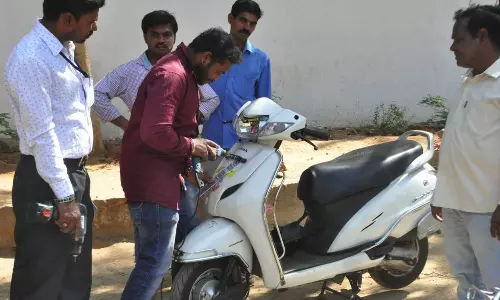 New Vehicle Registration Rules: తెలంగాణలో కొత్త రిజిస్ట్రేషన్ విధానం అమలు.. ఇకపై షోరూమ్లోనే శాశ్వత రిజిస్ట్రేషన్.. నేరుగా ఇంటికే ఆర్సీ కార్డు! New Vehicle Registration Rules: తెలంగాణలో కొత్త రిజిస్ట్రేషన్ విధానం అమలు.. ఇకపై షోరూమ్లోనే శాశ్వత రిజిస్ట్రేషన్.. నేరుగా ఇంటికే ఆర్సీ కార్డు!