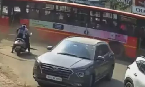 Viral Video: అదుపుతప్పిన బస్సు..వ్యాన్, ఆటోలను ఢీకొంటూ విధ్వంసం..అంతా సెకన్ల వ్యవధిలోనే Viral Video: అదుపుతప్పిన బస్సు..వ్యాన్, ఆటోలను ఢీకొంటూ విధ్వంసం..అంతా సెకన్ల వ్యవధిలోనే