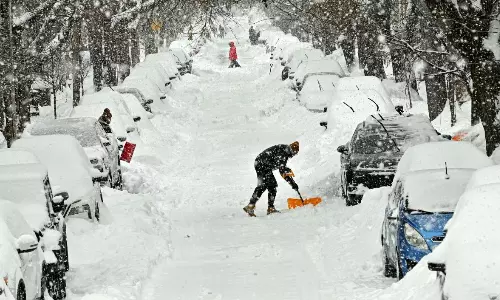 US Winter Storm:అమెరికాను వణికిస్తున్న మంచు తుపాను..29మంది మృతి, అంధకారంలో 6 లక్షల ఇళ్లు US Winter Storm:అమెరికాను వణికిస్తున్న మంచు తుపాను..29మంది మృతి, అంధకారంలో 6 లక్షల ఇళ్లు