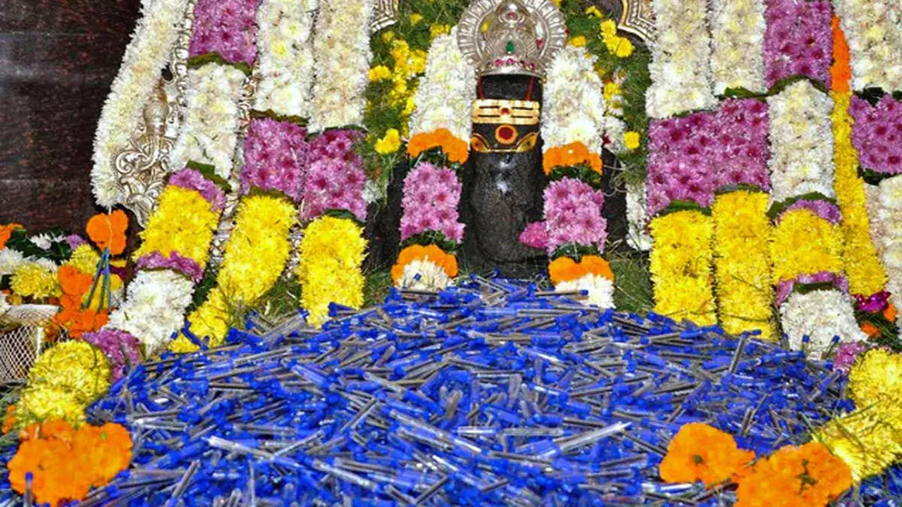 Ainavilli Vinayaka Temple: భక్తి పేరుతో వ్యాపారం.. అయినవిల్లి విఘ్నేశ్వరస్వామి ఆలయంలో పెన్నుల పూజ వివాదం