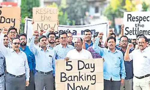Bank Employees Strike: విజయవాడలో బ్యాంకు ఉద్యోగుల సమ్మె.. 5 రోజుల పని డిమాండ్