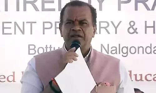 Komatireddy Venkat Reddy: టీచర్లు తమ పిల్లలను సర్కారు బడిలోనే చదివించాలి..!