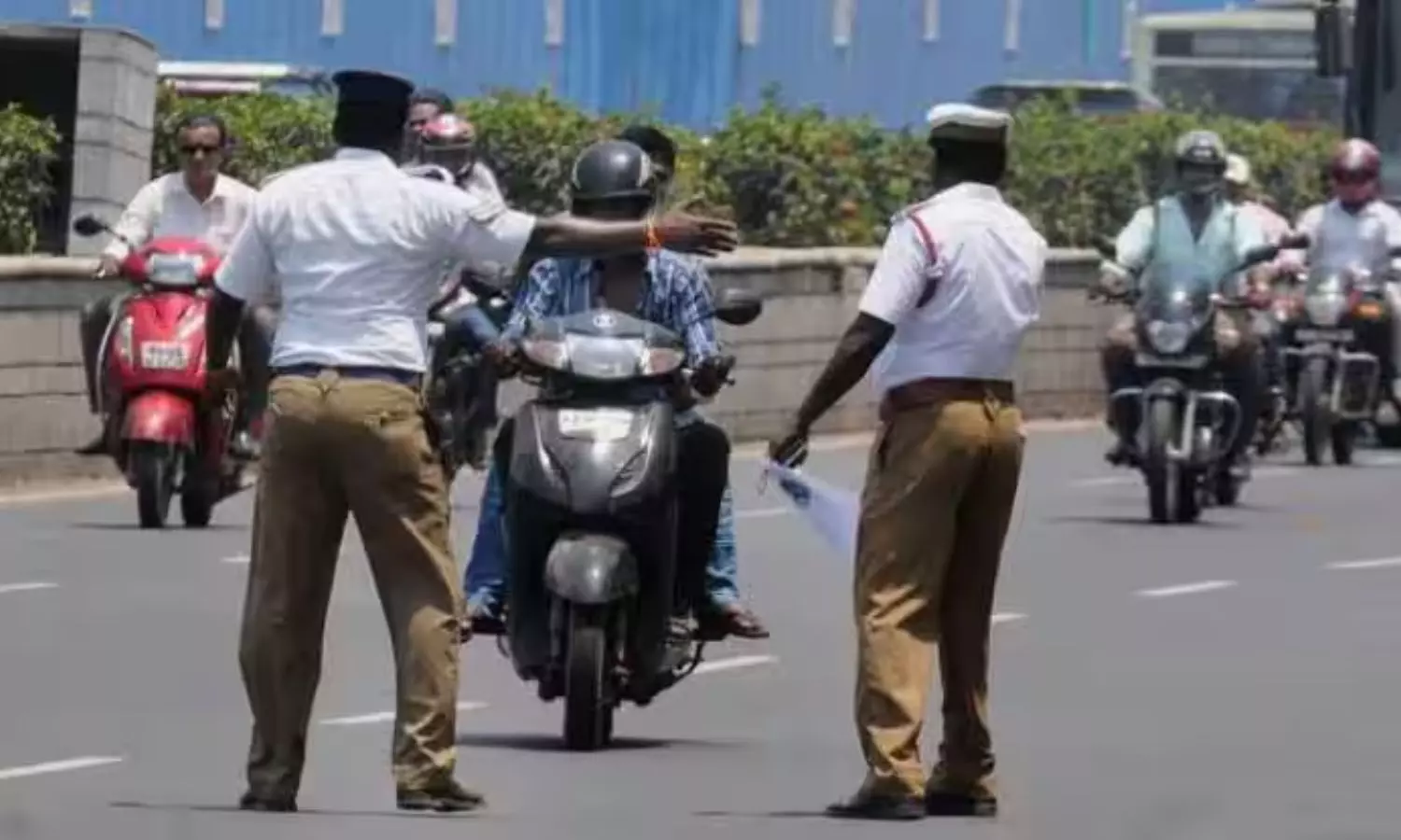 New Traffic Rules: వాహనదారులకు కేంద్రం బిగ్ షాక్.. ఏడాదిలో 5 సార్లు రూల్స్ బ్రేక్ చేస్తే లైసెన్స్ రద్దు! New Traffic Rules: వాహనదారులకు కేంద్రం బిగ్ షాక్.. ఏడాదిలో 5 సార్లు రూల్స్ బ్రేక్ చేస్తే లైసెన్స్ రద్దు!