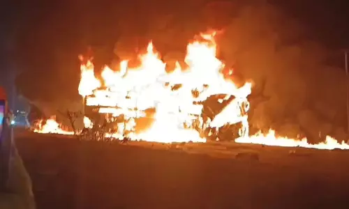 Shivamogga Bus Fire Accident: మంటల్లో చిక్కుకున్న ట్రావెల్స్ బస్సు.. లోపల 36 మంది ప్రయాణికులా?