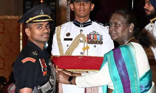 Major Malla Rama Gopal Naidu: తెలుగు వీరుడికి ఏపీ సర్కార్ సలాం: మేజర్ రామ్గోపాల్ నాయుడికి రూ.1.25 కోట్ల రివార్డు! Major Malla Rama Gopal Naidu: తెలుగు వీరుడికి ఏపీ సర్కార్ సలాం: మేజర్ రామ్గోపాల్ నాయుడికి రూ.1.25 కోట్ల రివార్డు!