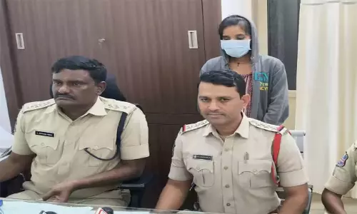 Vikarabad: కన్నవారికే కాలయముడైన కుమార్తె.. ప్రియుడి కోసం తల్లిదండ్రులకు విషం ఇంజక్షన్ ఇచ్చి హత్య! Vikarabad: కన్నవారికే కాలయముడైన కుమార్తె.. ప్రియుడి కోసం తల్లిదండ్రులకు విషం ఇంజక్షన్ ఇచ్చి హత్య!