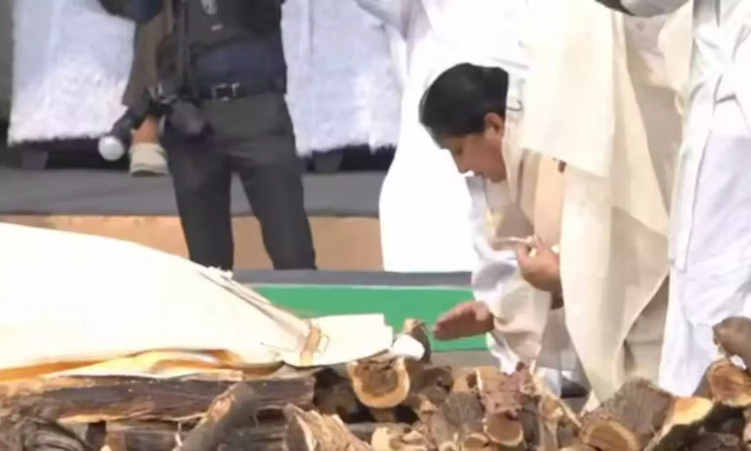 Ajit Pawar Funeral: ముగిసిన అజిత్ పవార్ అంత్యక్రియలు.. బారామతిలో అశ్రునయనాల మధ్య ‘దాదా’కు వీడ్కోలు! Ajit Pawar Funeral: ముగిసిన అజిత్ పవార్ అంత్యక్రియలు.. బారామతిలో అశ్రునయనాల మధ్య ‘దాదా’కు వీడ్కోలు!