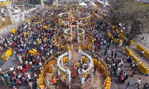 Medaram Jathara 2026 : అన్ని దారులు మేడారం వైపే..గద్దెలపై కొలువుదీరిన సారలమ్మ Medaram Jathara 2026 : అన్ని దారులు మేడారం వైపే..గద్దెలపై కొలువుదీరిన సారలమ్మ