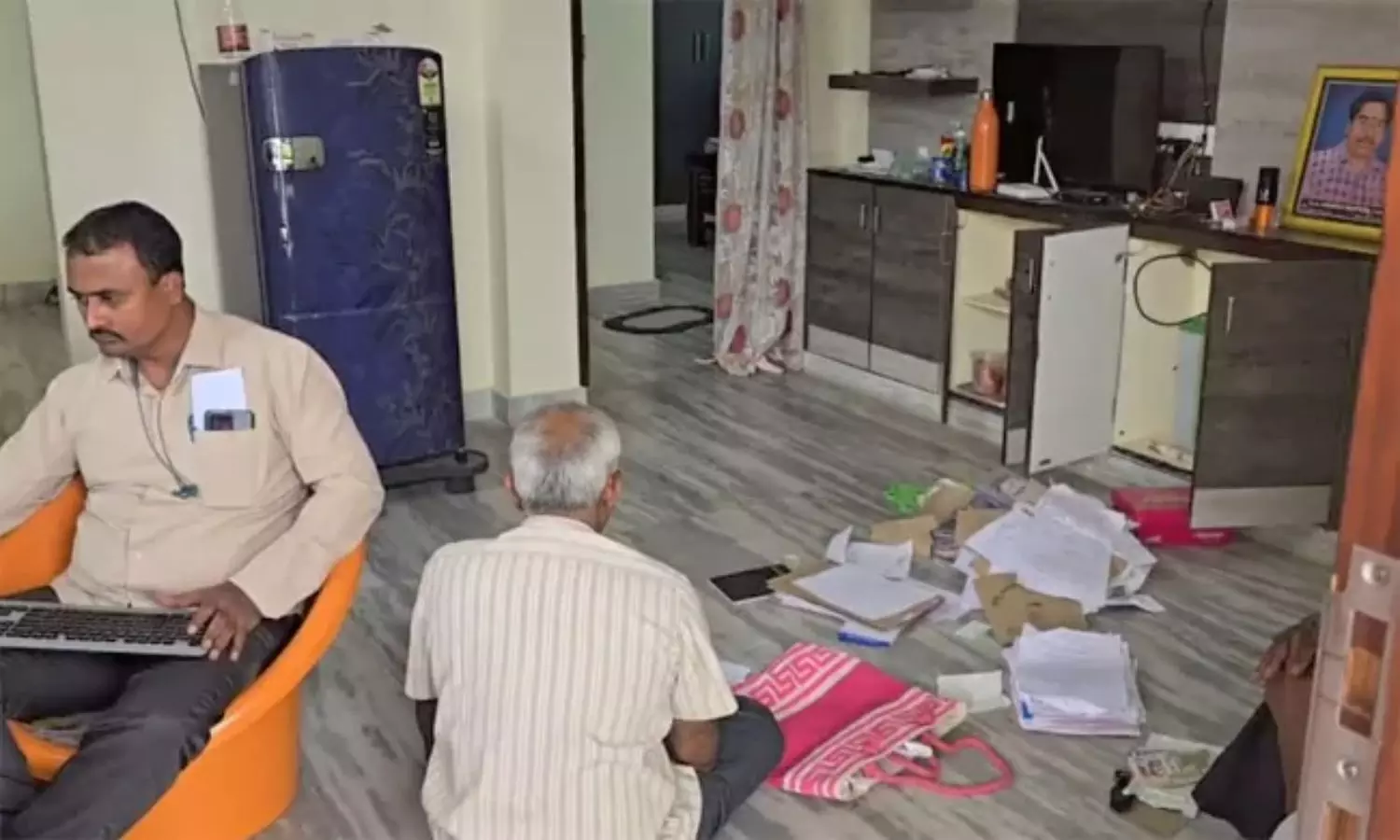 ఏపీలో ఏసీబీ ఉచ్చు: మున్సిపల్ కమిషనర్ మహేశ్వర రావు నివాసాల్లో సోదాలు! ఏపీలో ఏసీబీ ఉచ్చు: మున్సిపల్ కమిషనర్ మహేశ్వర రావు నివాసాల్లో సోదాలు!