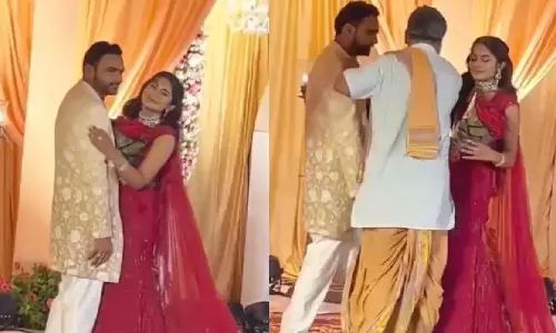 Viral Video : స్టేజ్ మీద వధూవరుల ముద్దులాట..ఏం ఆగలేకపోతున్నారా అంటూ పంతులు గారి మాస్ ఎంట్రీ Viral Video : స్టేజ్ మీద వధూవరుల ముద్దులాట..ఏం ఆగలేకపోతున్నారా అంటూ పంతులు గారి మాస్ ఎంట్రీ