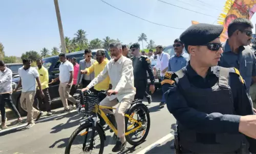 కుప్పం గడ్డపై గిన్నిస్ రికార్డ్: ఒకేరోజు 5,555 ఈ-సైకిళ్ల పంపిణీ.. సరికొత్త చరిత్ర సృష్టించిన సీఎం చంద్రబాబు! కుప్పం గడ్డపై గిన్నిస్ రికార్డ్: ఒకేరోజు 5,555 ఈ-సైకిళ్ల పంపిణీ.. సరికొత్త చరిత్ర సృష్టించిన సీఎం చంద్రబాబు!