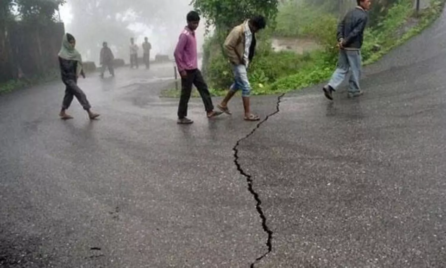 Earthquake: కశ్మీర్ లోయలో భూప్రకంపనలు: రిక్టర్ స్కేలుపై 4.8 తీవ్రత.. భయంతో రోడ్లపైకి పరుగులు తీసిన జనం!