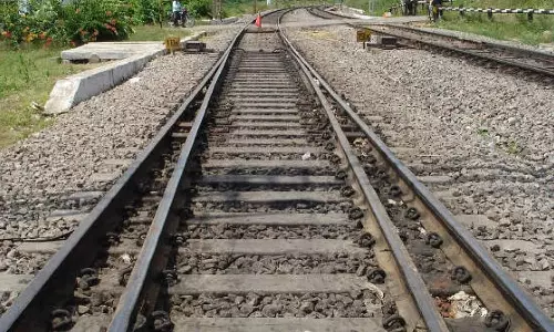 టెక్కలిలో లవ్ డ్రామా: ప్రియురాలు అలిగిందని రైలు పట్టాలపై తలపెట్టిన యువకుడు!