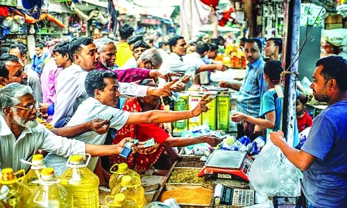 Commodity Prices: కాకరేపుతున్న కందిపప్పు, ఎండుమిర్చి.. కిలో నూనెపై రూ. 50 పెరుగుదల! కూరగాయల మార్కెట్ తాజా రేట్లు ఇవే..