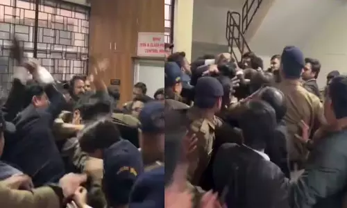 Bhopal Court Tension: అత్యాచార నిందితుడికి కోర్టులోనే దేహశుద్ధి.. భోపాల్లో న్యాయవాదుల ఆగ్రహం! Bhopal Court Tension: అత్యాచార నిందితుడికి కోర్టులోనే దేహశుద్ధి.. భోపాల్లో న్యాయవాదుల ఆగ్రహం!