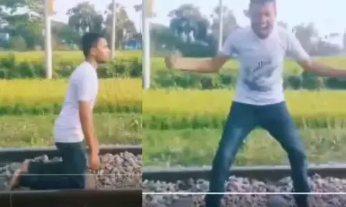 Viral Video : ఒళ్లు గగుర్పొడిచే దృశ్యం..రీల్స్ పిచ్చితో రైలు కింద పడుకున్న యువకుడు