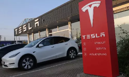 Tesla : ఎలన్ మాస్క్ అదిరిపోయే ఆఫర్.. పాత కారు ఇస్తే రూ.3 లక్షలు ఇస్తాడట