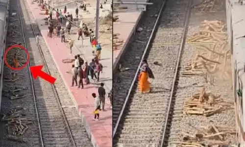 Viral News : టైం బాగా లేకుంటే అంతే.. రైలు ఢీకొట్టిన దుంగ మహిళపైకి దూసుకెళ్లిన భీకర దృశ్యం