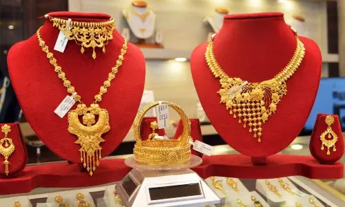 Gold Price Today: మళ్లీ తగ్గిన బంగారం రేట్లు... నేడు తులం బంగారం ఎంత ఉందో తెలుసా?